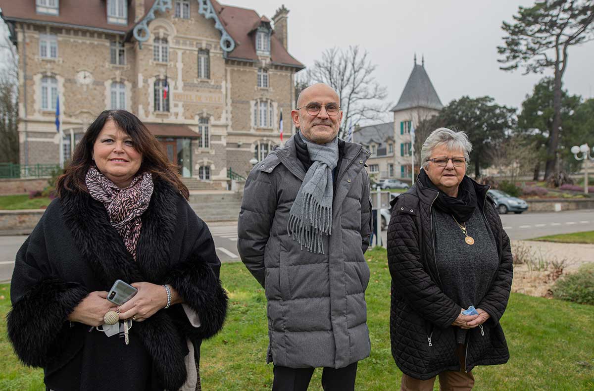 Florence GUEMARD, Agent d'accueil social au CCAS ; Olivier De CEVINS, Directeur de la RÃ©sidence CREISKER et Nicole DESSAUVAGES, Adjointe aux affaires sociales et Vice-prÃ©sidente du CCAS de Pornichet