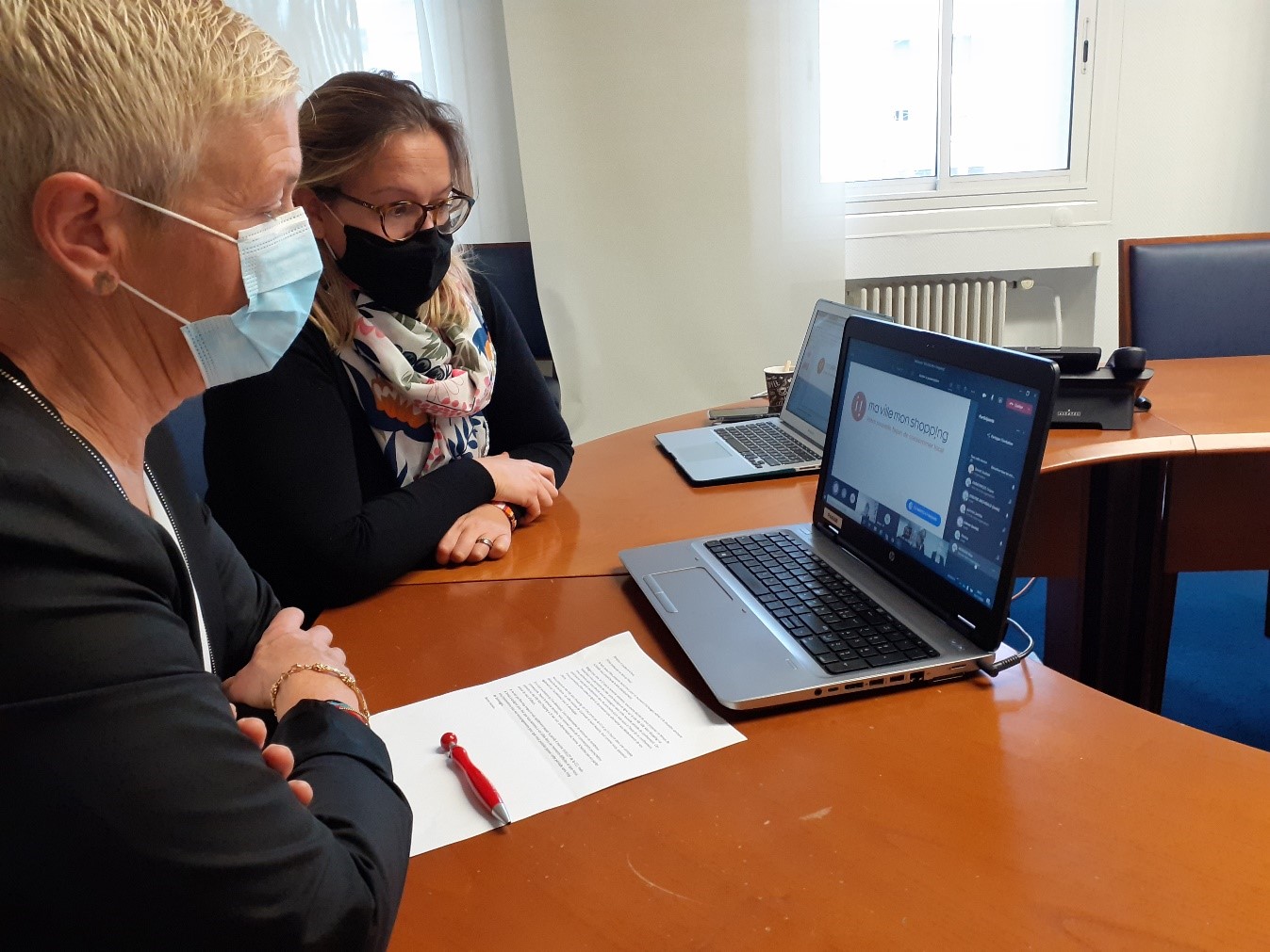 Josiane BOUYER, au premier plan, accompagnée de Marine GUILLOT, de la CCI Nantes-Saint-Nazaire