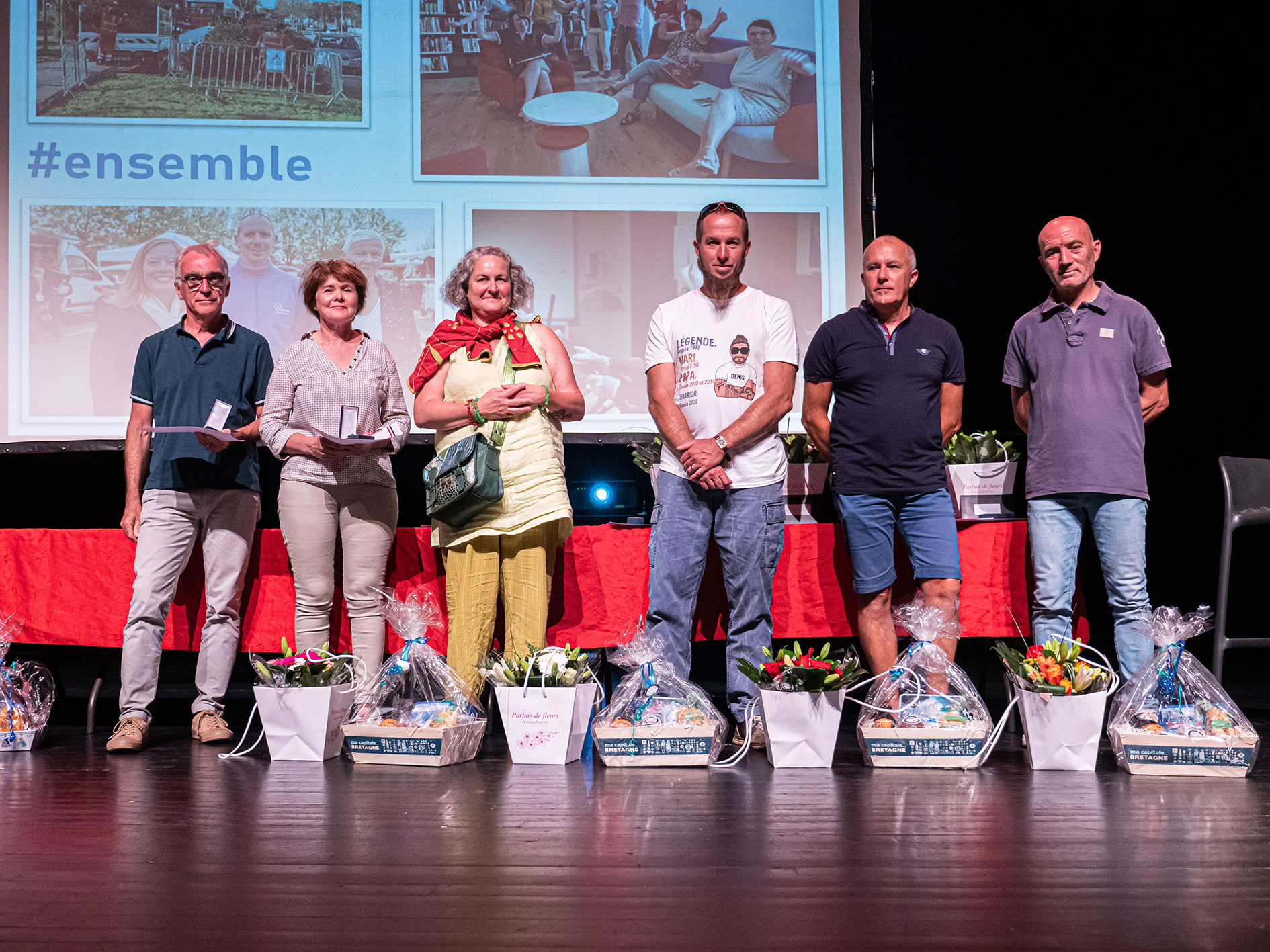 Les mÃ©daillÃ©s : de gauche Ã  droite, Thierry DENIAUD, HÃ©lÃ¨ne TROCMÃ, Sandrine MARTIN, Denis SURREAU, Patrice LE PAJOLEC et Pascal BIENVENU 