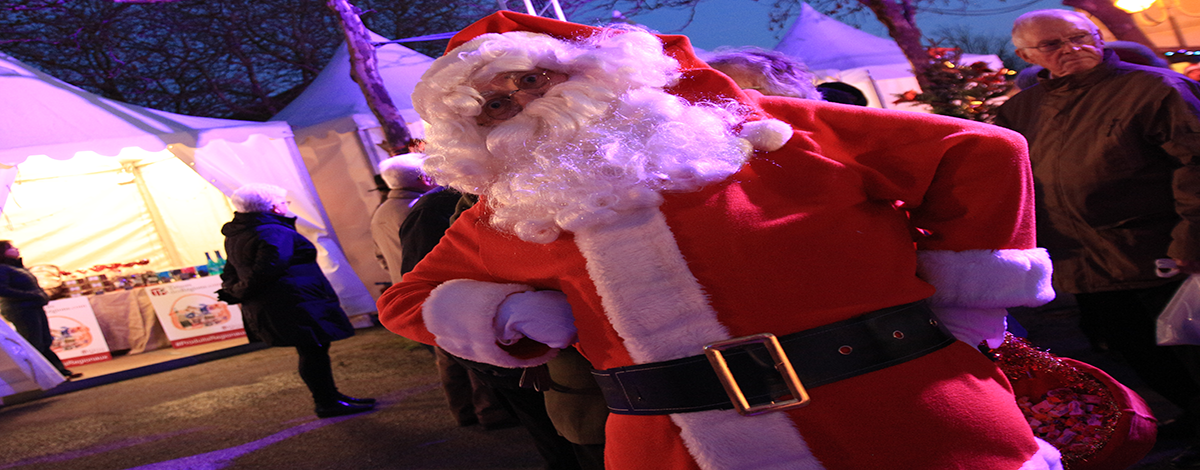 Le Père Noël sera régulièrement présent sur le marché de Noël et en déambulation dans la ville.
