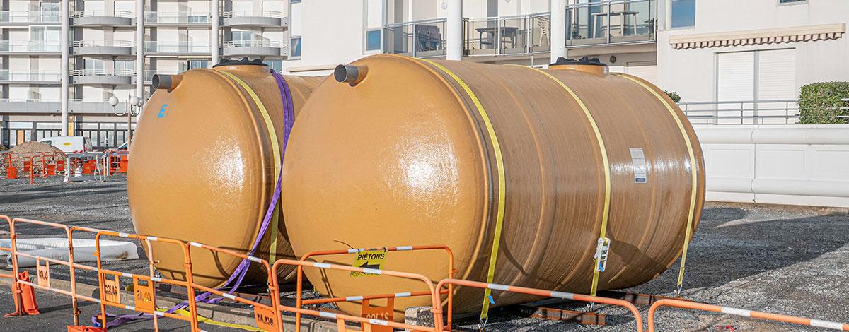 Que font ces grandes cuves sur la place des Océanes ?