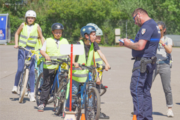 Les CM2 prennent la route… sans quitter la ville !