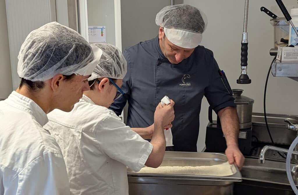 Accueil de jeunes de l'association Marie Moreau au sein de la Cuisine Centrale